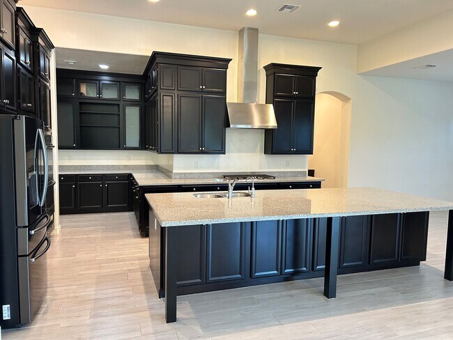 Foto del edificio - Beautiful home with generation suite in gated community