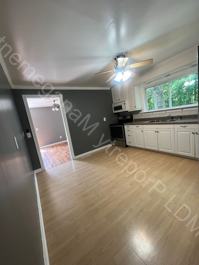 Building Photo - Country Oasis 3 bed 2 bath home