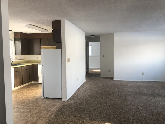 Building Photo - 2 bedroom 1 bath Centrally Located Apartment