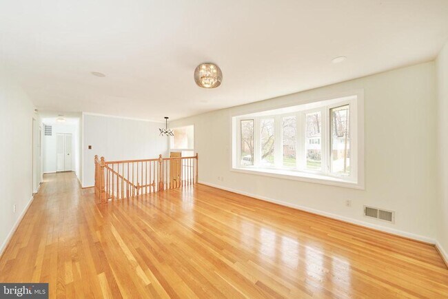 Building Photo - 6403 Hollins Dr