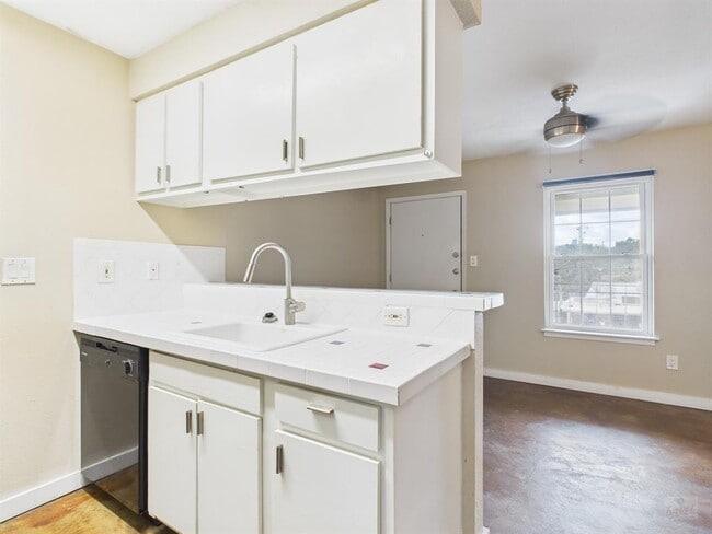 Building Photo - 2302 East Side Dr