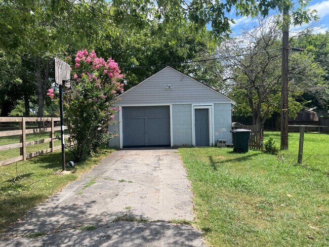 Foto del edificio - Remodeled three bedroom two bath cottage w...