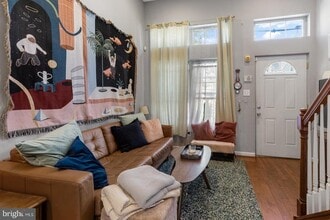 Building Photo - 714 Medina St