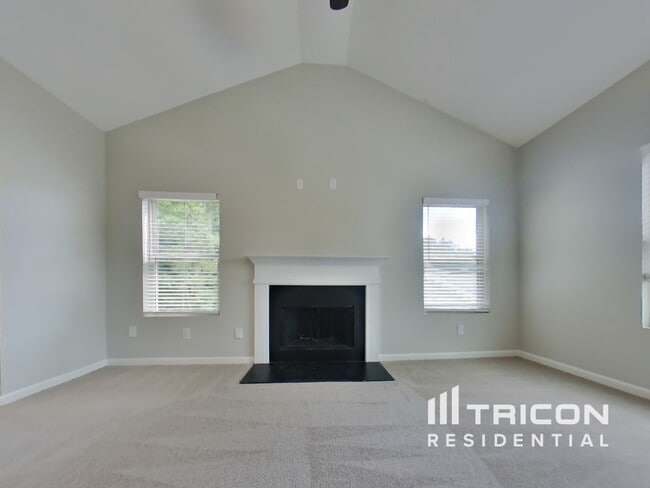 Building Photo - 456 Clematis Court