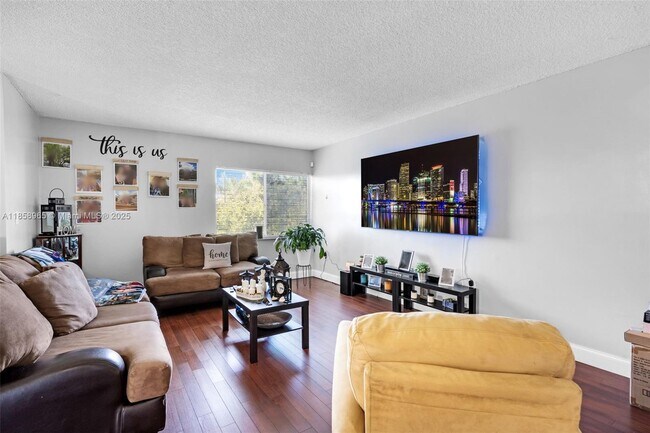 Foto del edificio - 711 N Pine Island Rd