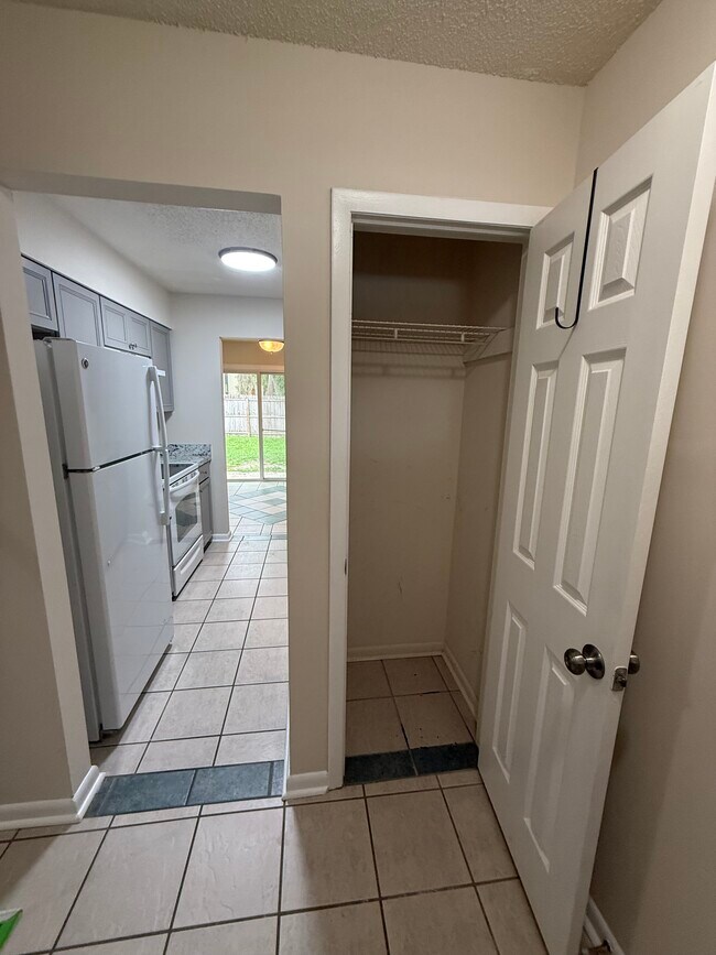 Foto del edificio - 805 Meadowbrook Dr