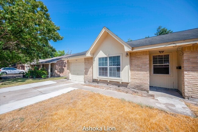 Foto del edificio - Superfantastic Tile 4 Bedroom House with Huge Yard