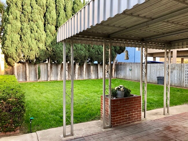 Building Photo - 1220 Termino Ave