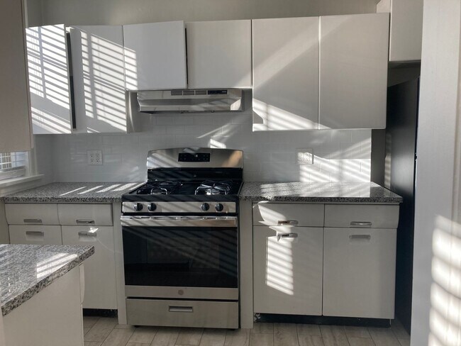 Foto del edificio - Recently Renovated East Rogers Park One Bedroom - Pets Welcome!
