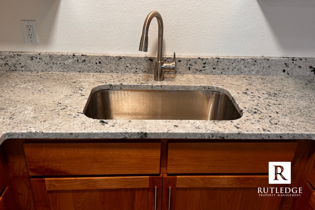 Foto del edificio - 855 E 9th St