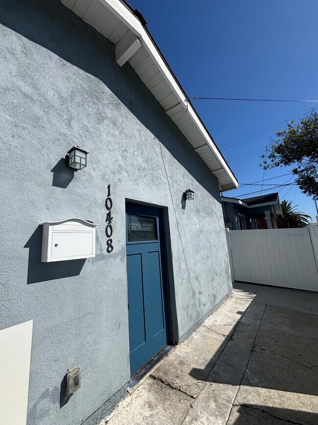 Building Photo - 10408 Baring Cross St