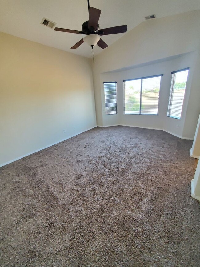 Building Photo - 3 bed 2 bath home in Huning Ranch.  MOVE I...