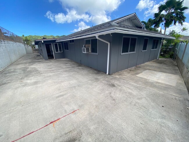 Building Photo - Ahuimanu Charmer!