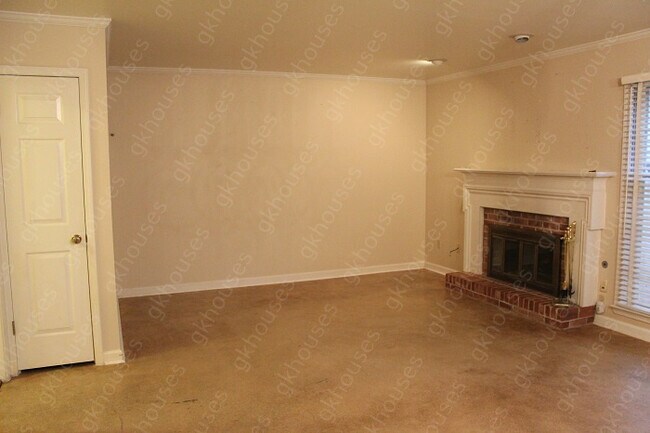 Building Photo - 2 bed / 2.5 bath home