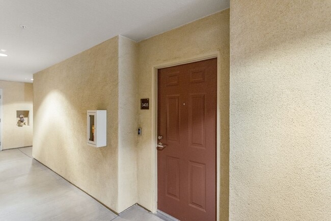 Building Photo - RESORT Living, modern upgraded Condohome i...
