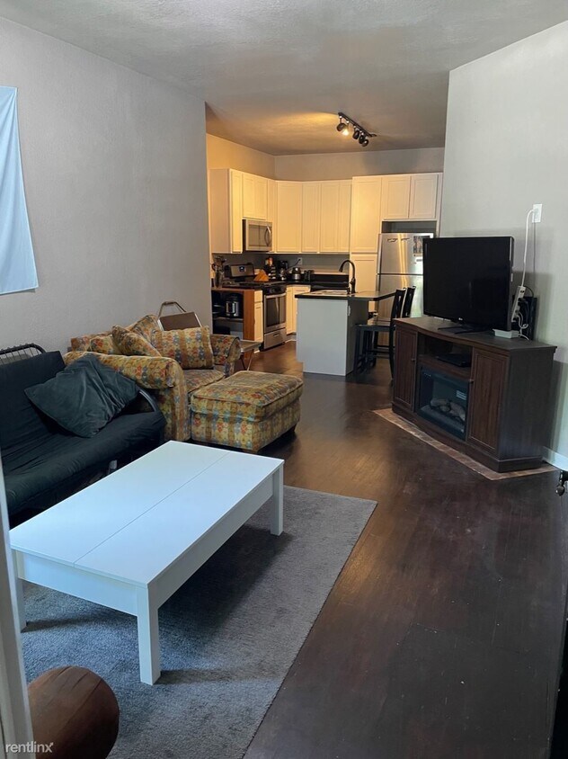Primary Photo - 2 br, 1 bath Duplex - 611 East Pleasant St...