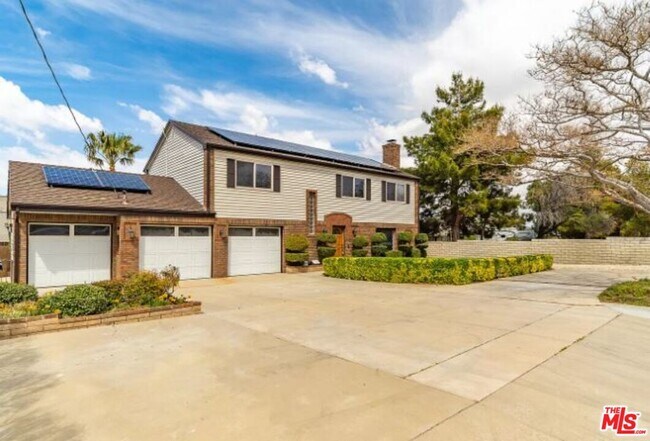 Building Photo - 4855 Ave