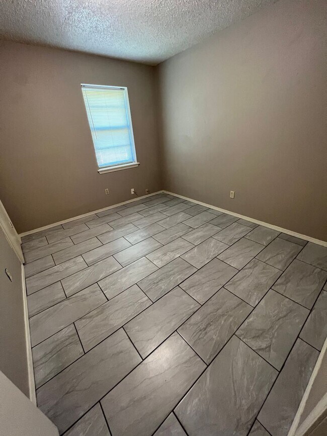 Building Photo - 3 Bed 1.5 Bath House with 1 Car Garage.  T...