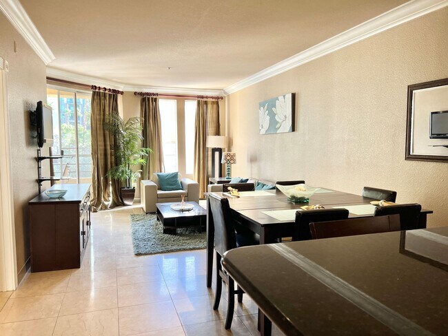 Foto del edificio - MERIDIAN 2 BDR /2 BATH FURNISHED LUXURY CONDO