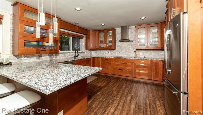 Building Photo - 6976 Woodbank Dr