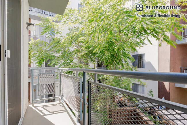 Building Photo - 1443 N Fuller Ave