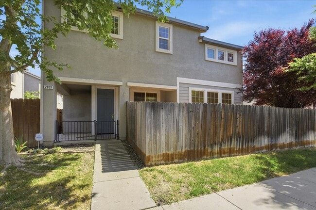 Building Photo - 2803 Crested St