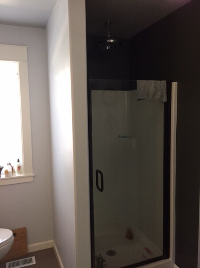 Foto del edificio - 2BED 2BATH - NEWLY RENOVATED, YARD, WASHER DRYER, STORAGE, NEAR DOWNTOWN
