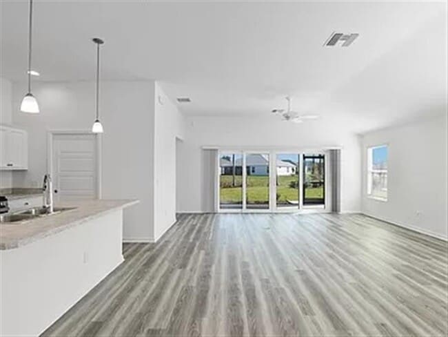 Building Photo - Gorgeous home