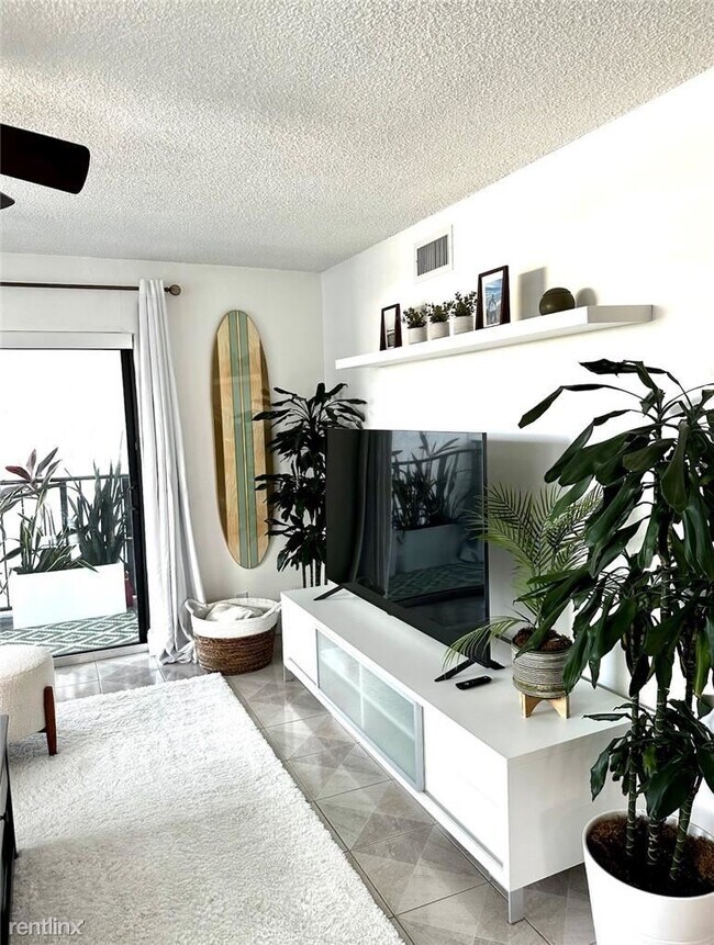 Foto del edificio - 2 br, 2 bath Condo - 1975 SE 3rd St Apt 403