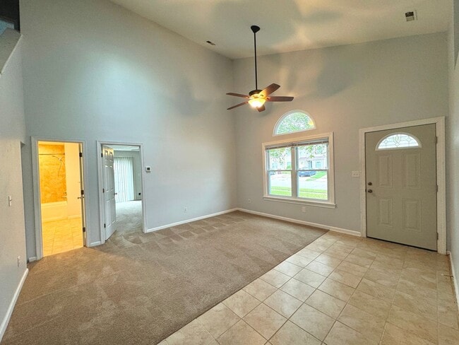 Building Photo - End unit Townhome in the heart of Chesapeake! Available Late July
