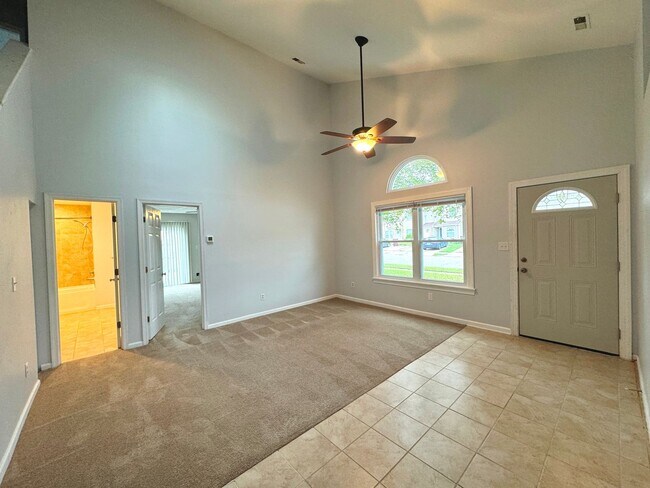 Foto del edificio - End unit Townhome in the heart of Chesapeake! Available Late July