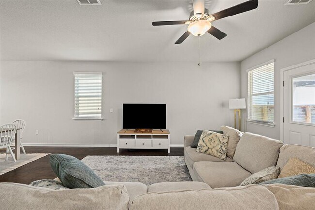 Foto del edificio - 5402 Golden Canary Ln