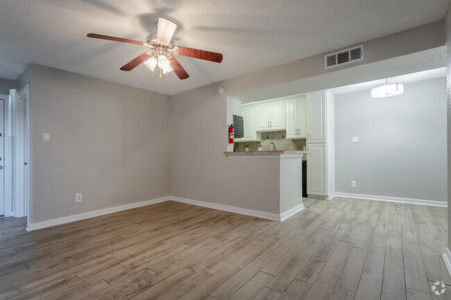 2BR, 2BA - 880SF - Living Room - Landings At Northpoint