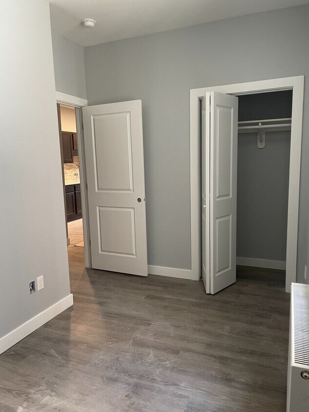 Foto del edificio - Bright & Spacious 3-Bedroom Apartment with In-Unit Washer/Dryer | Heat & Hot Water Included | Nea...