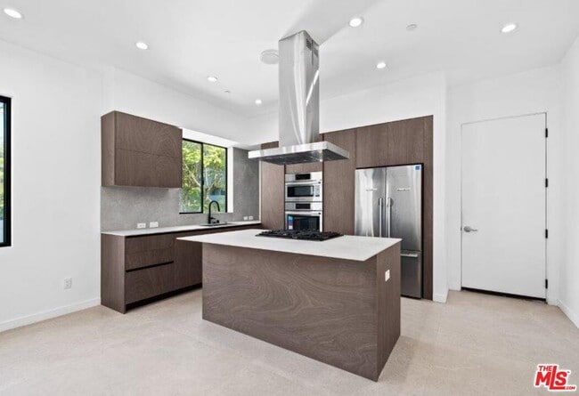 Building Photo - 307 N Wilton Pl