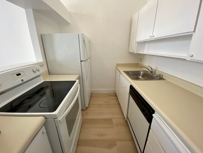 Foto del edificio - 310 N Civic Dr