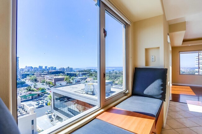 Foto del edificio - Amazing views from this gorgeous Bankers H...