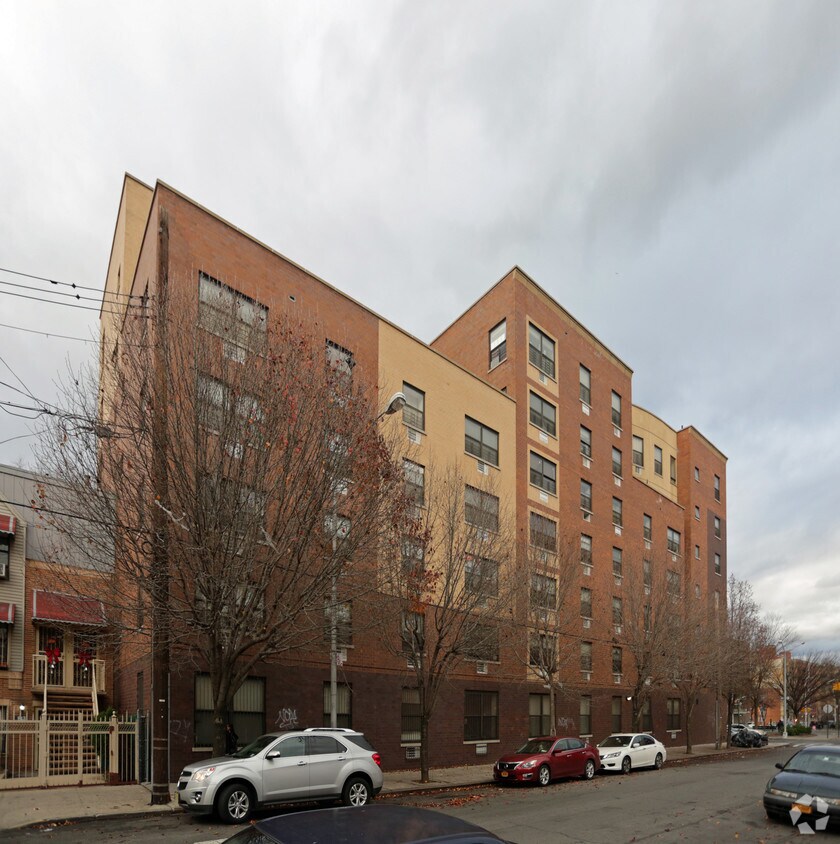 Building Photo - 825 E 179th St