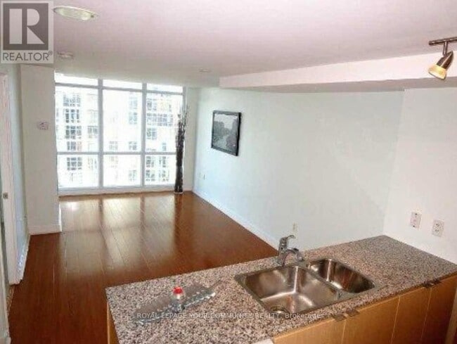 Building Photo - 11-2611 Brunel Ct