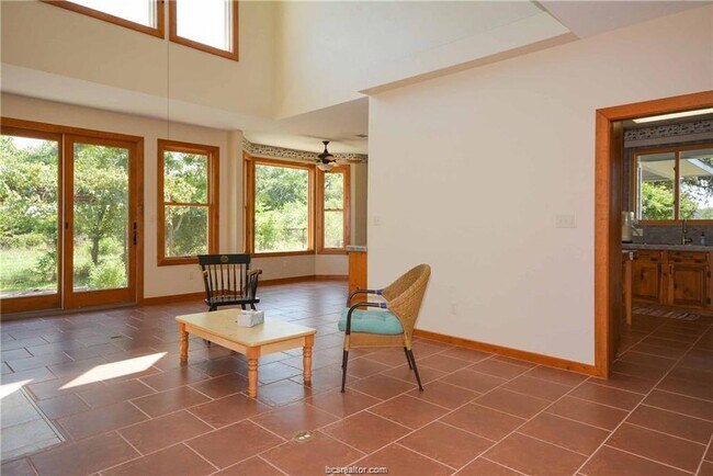 Building Photo - 7765 Steep Hollow Rd