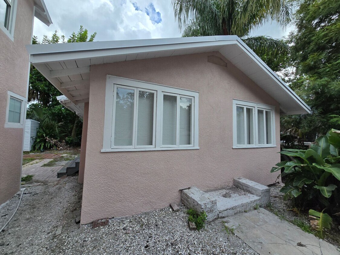 Foto principal - Charming Cottage Style 2 bed/1 bath Home N...