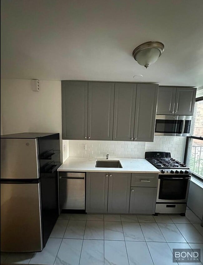 Building Photo - 321 E 54th St