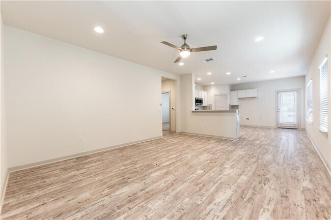 Foto del edificio - 8304 Mimi Ln