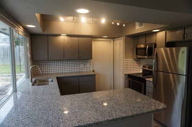 Foto del edificio - 9630 Caney Creek Dr.