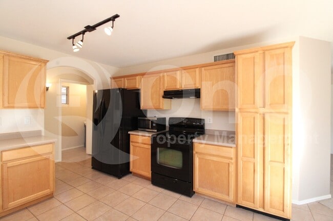 Building Photo - 1747 E Los Alamos St