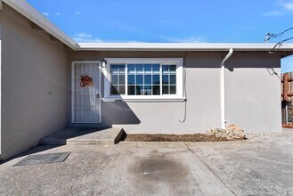Building Photo - 568 Simon St