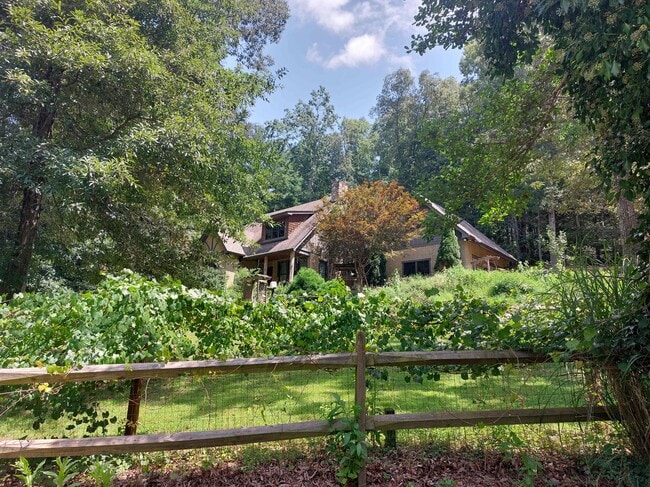 Building Photo - 33 Hoyt Rd