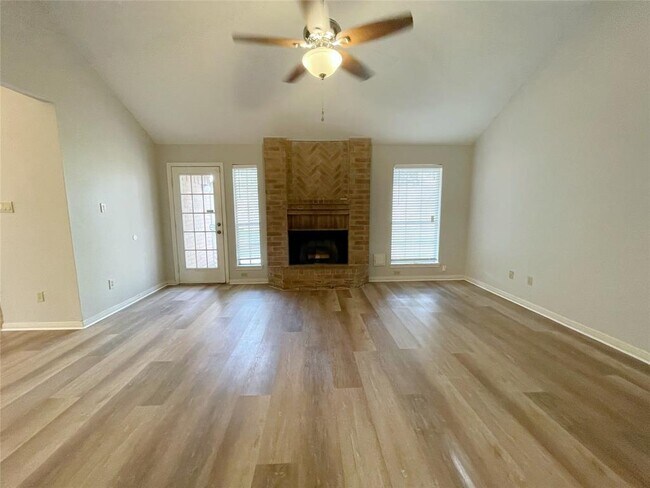 Building Photo - 2614 Double Lake Dr