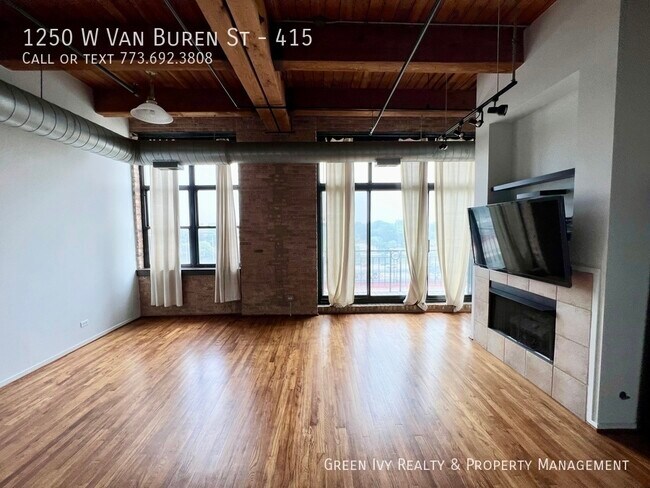 Building Photo - Sunny West Loop Loft! Parking Included!