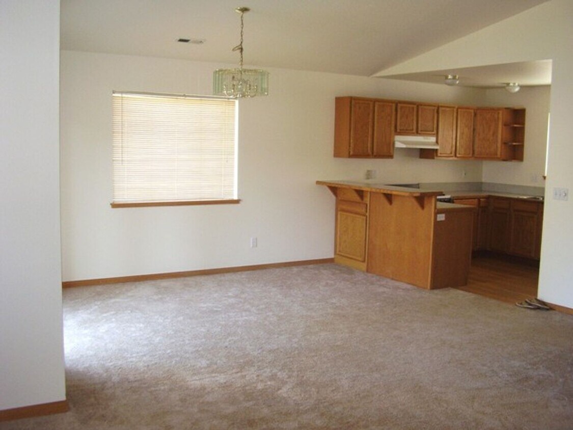 Foto del edificio - Coming Soon Spacious 3 Bedroom Ranch Home on Corner Lot – 98682